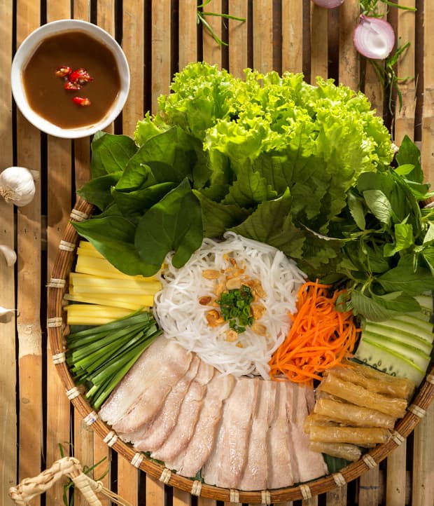 Thịt luộc cuốn bánh tráng