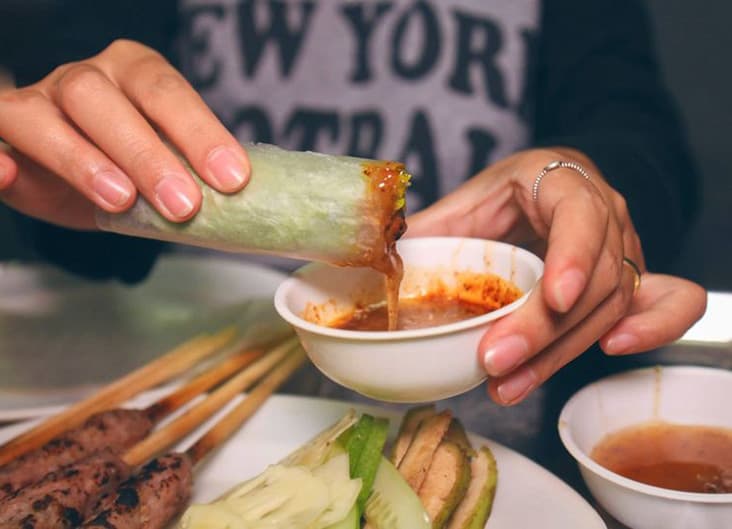 Cuốn bánh tráng với rau sống xanh mướt